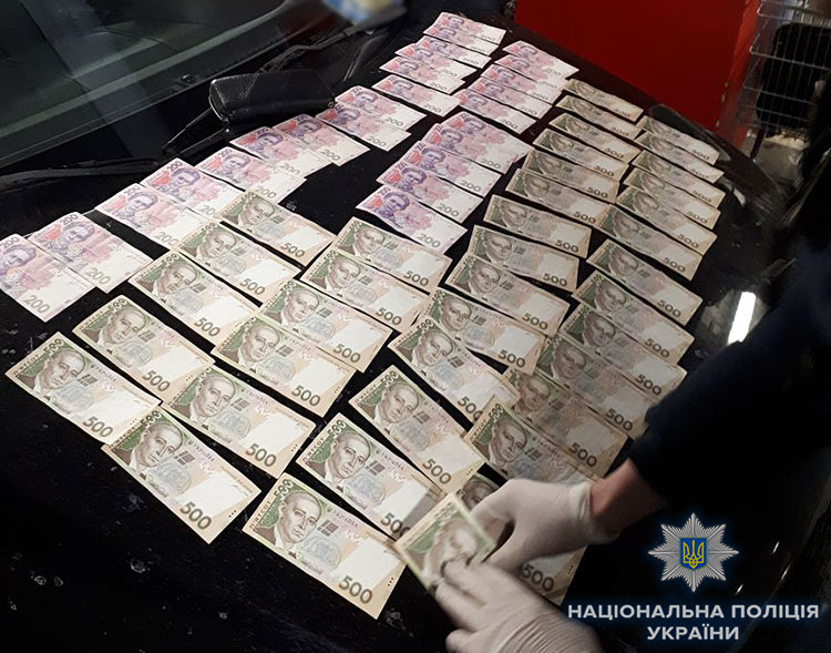 У Києві затримали співробітників держустанов на хабарі в 187 тисяч гривень